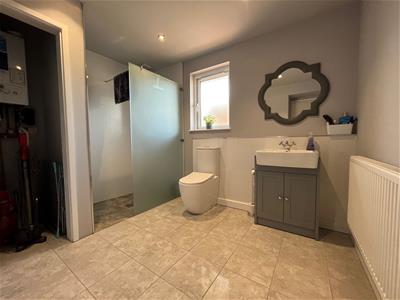 EN-SUITE SHOWER ROOM